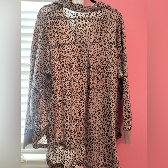 Jane + Delancey Plus Size Cheetah Tunic - Picture 4 of 4